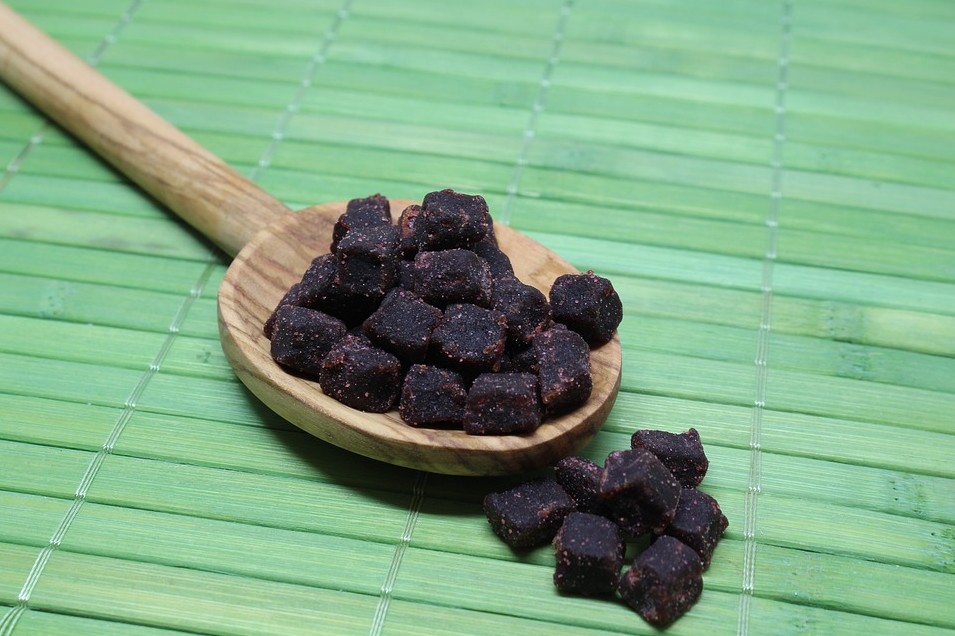 acai berries on a wooden spoon