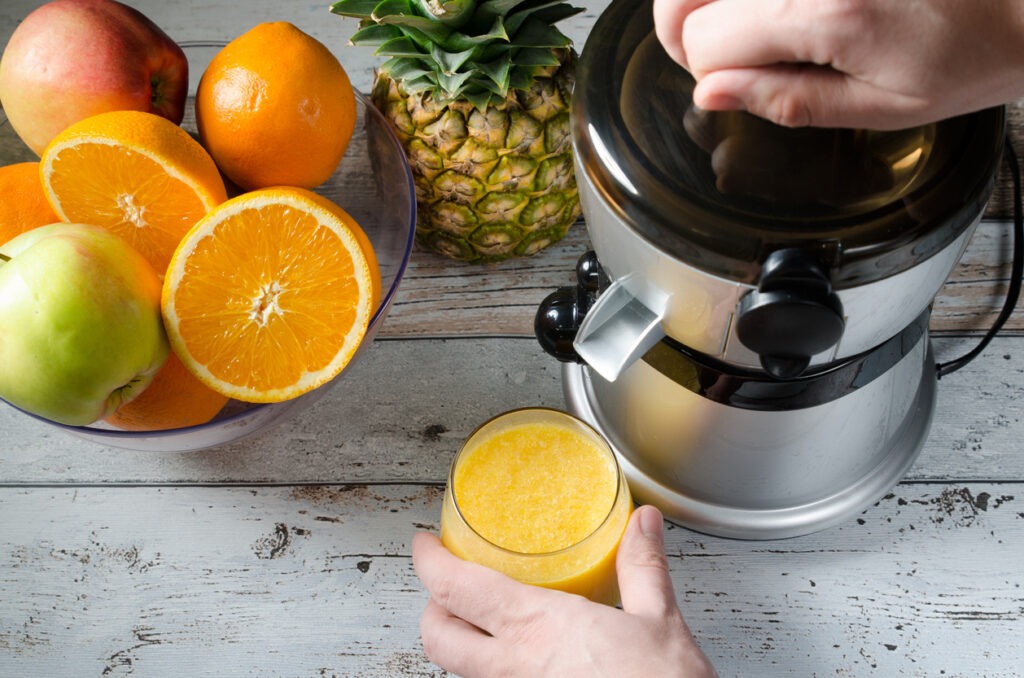 Operating juicer with close lids