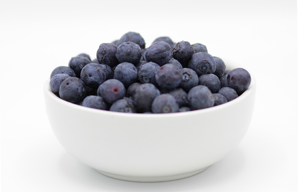 blueberries on white bowl)