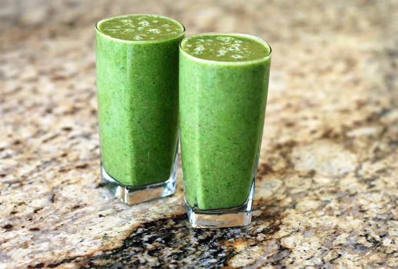 How Can You Safely Juice Raw Spinach